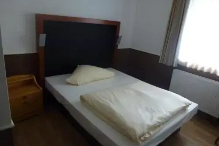 Room 5 of 16