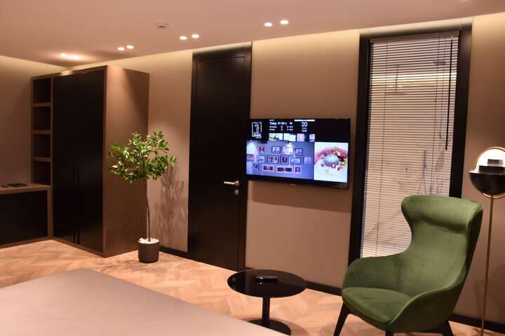 Room 46 of 77