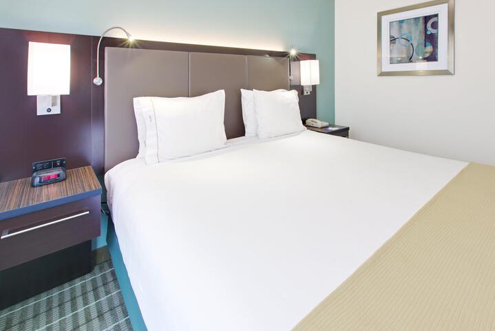 1 King Bed (8 of 11)