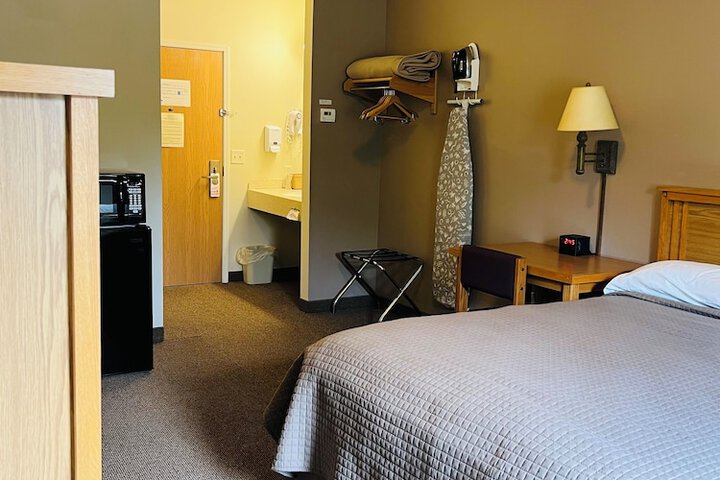 Room 13 of 33