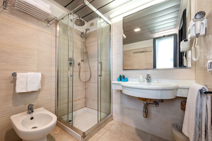 Room 70 of 128