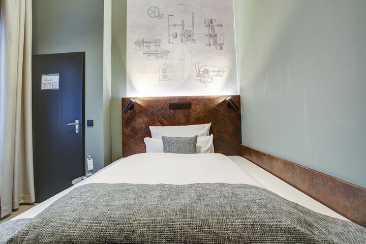 Room 5 of 32