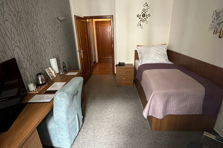 Room 8 of 38