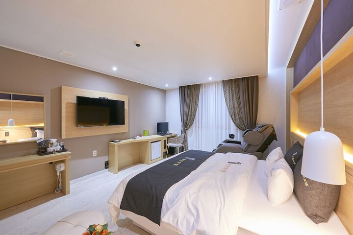Room 34 of 61