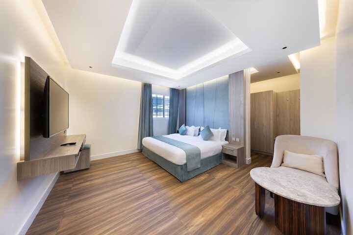 Room 10 of 16