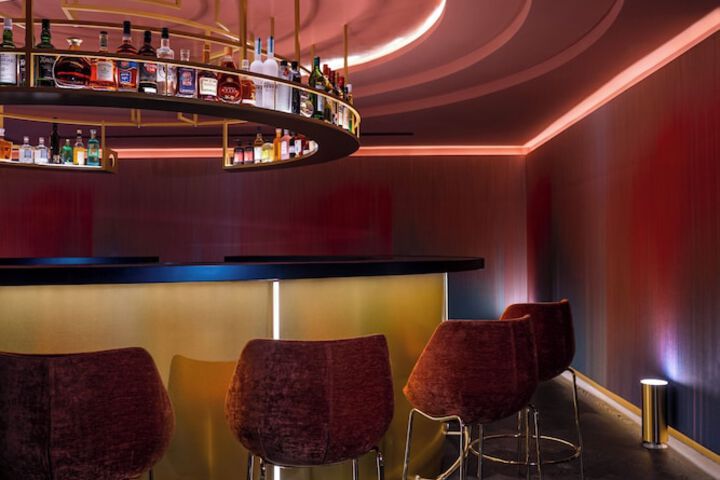 Lounge 74 of 80