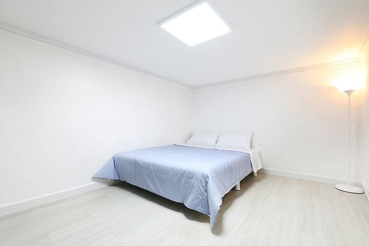 Room 12 of 20