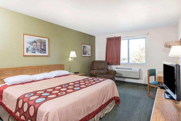 1 Queen Bed (7 of 20)