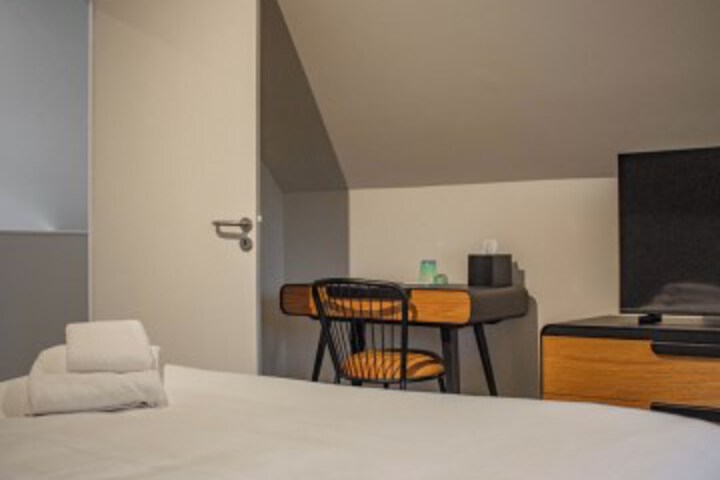 Room 10 of 98