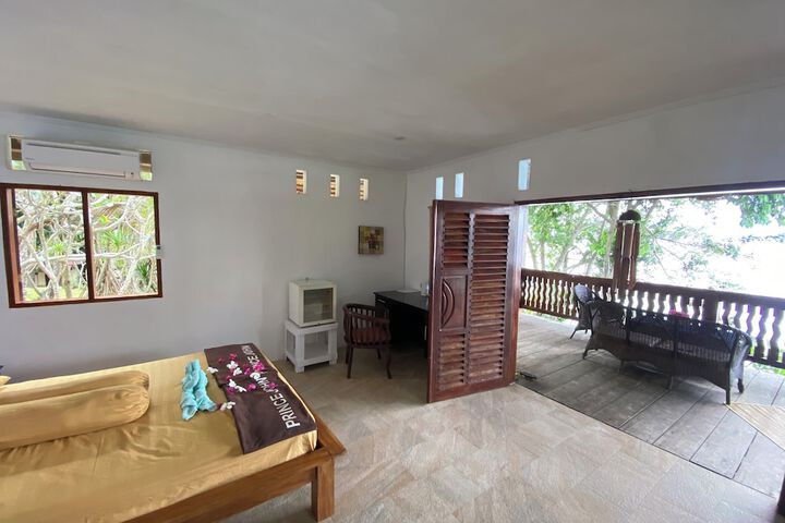 Room 5 of 18