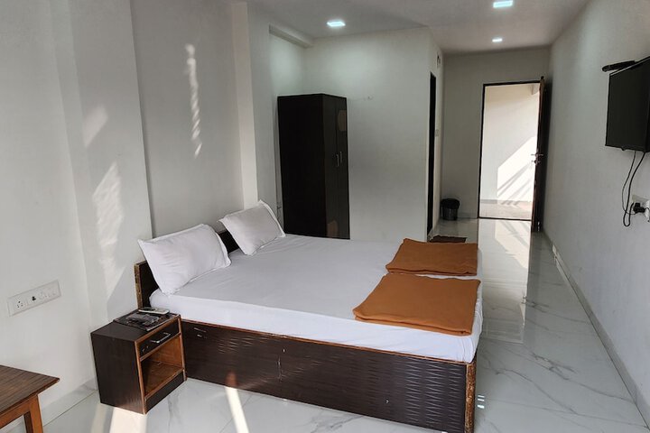 Room 4 of 9