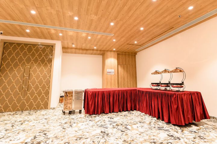 Ballroom/Hall 29 of 45