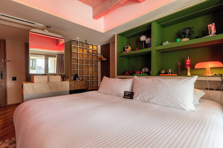 Room 18 of 102