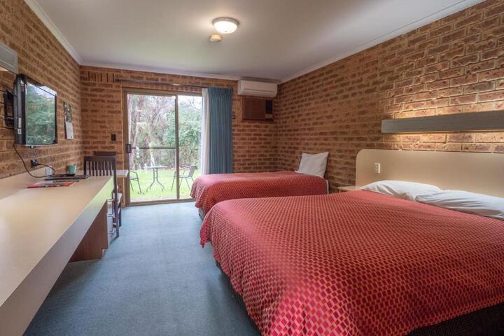 Exterior of Eildon Parkview Motor Inn Room 2