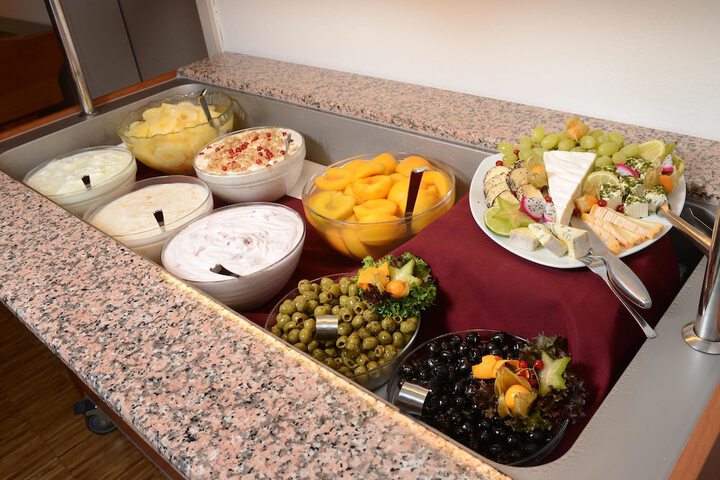 Lounge 35 of 58