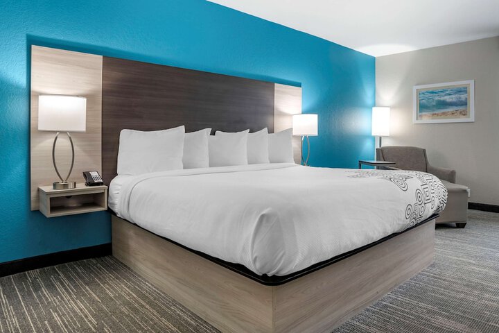 1 King Bed (4 of 12)