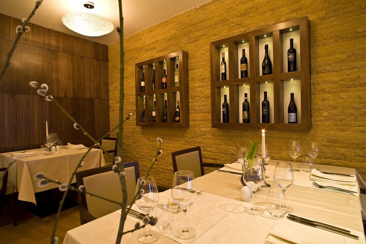 Dining 7 of 12