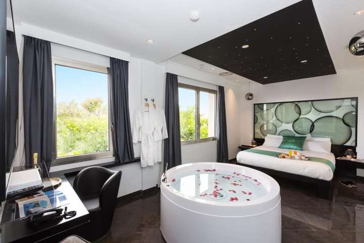 Room 41 of 100