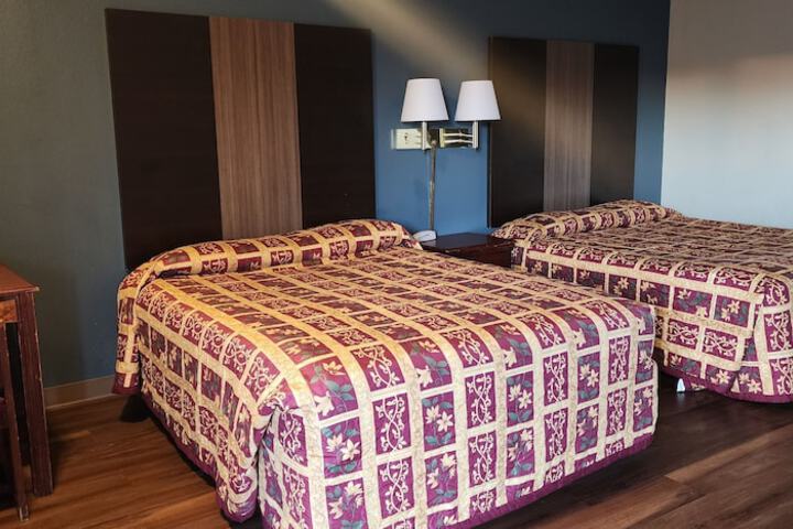 2 Queen Beds (7 of 10)