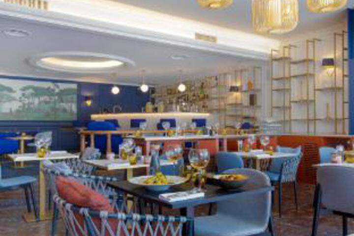 Lounge 2 of 23