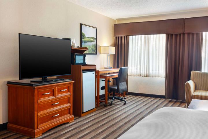 1 King Bed (2 of 13)