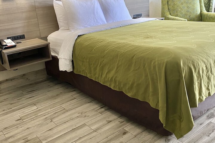 1 Queen Bed Accessible (5 of 16)