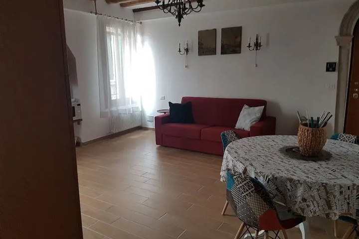Room 6 of 18