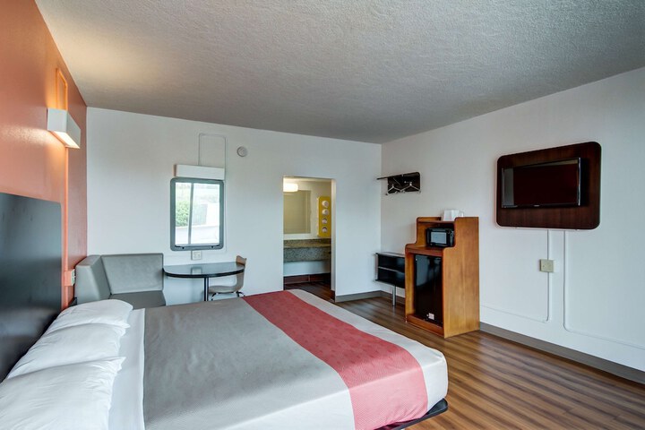 Deluxe Room 1 King Bed Refrigerator, Microwave (2 of 4)