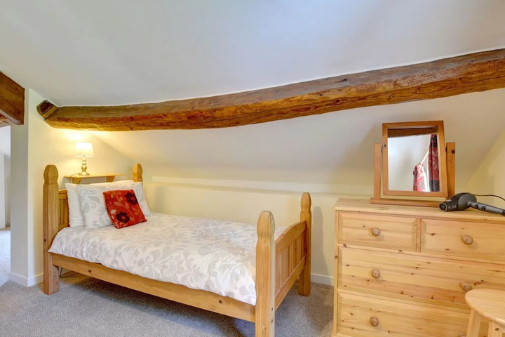 Pretty Holiday Home With Sunny Garden and a Comfortable Four-poster bed