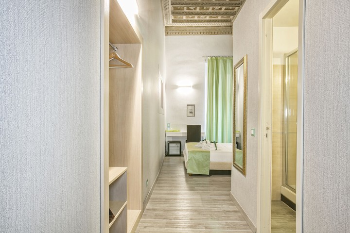 Room 14 of 33