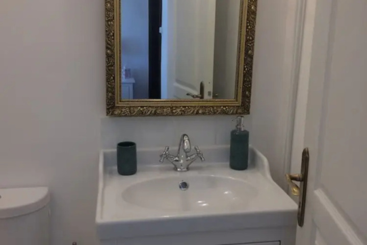 Room 9 of 16