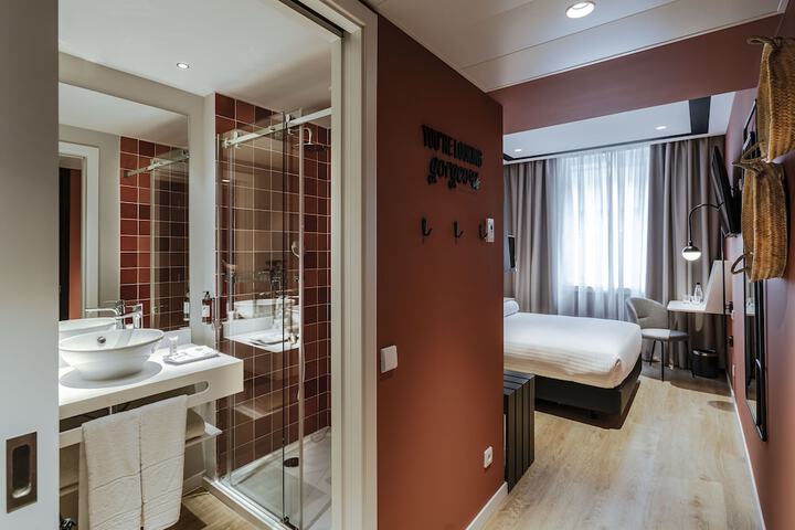 Room 42 of 67