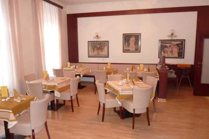Dining 44 of 61