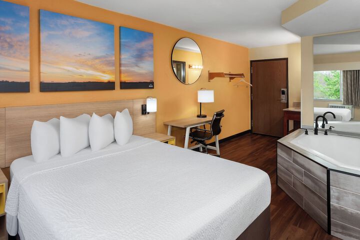 1 Queen Bed (12 of 15)