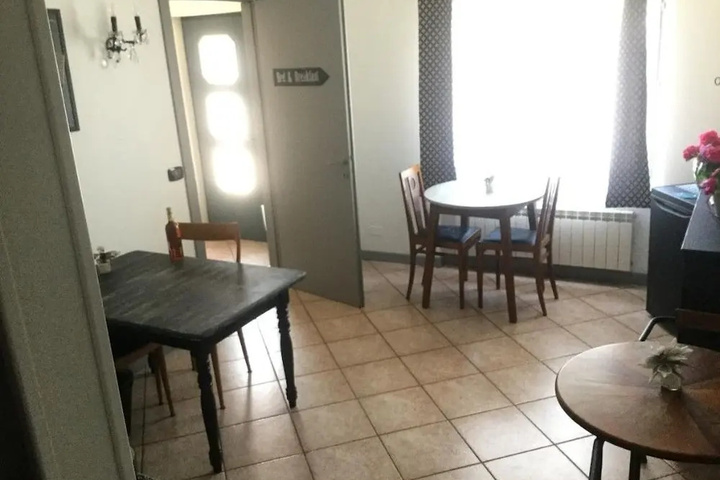 Room 10 of 16