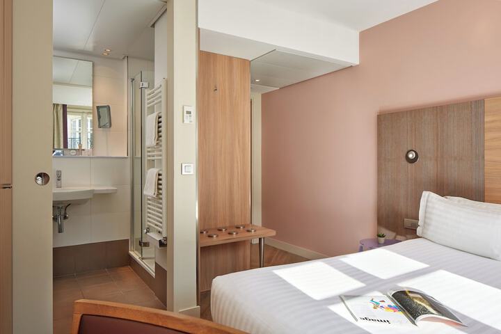 Room 30 of 102