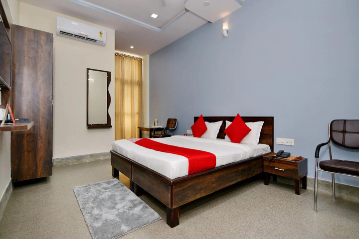 Room 4 of 12
