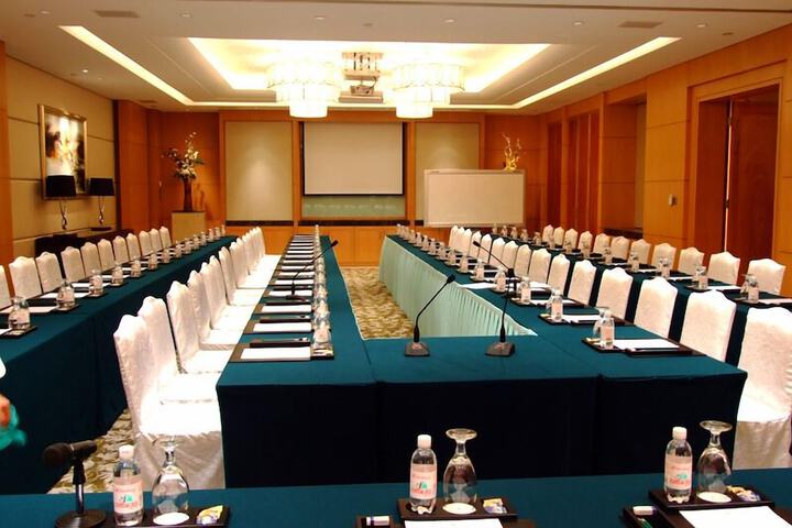 Business Center 22 of 25
