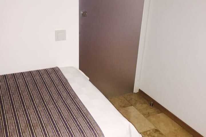 Room 8 of 65