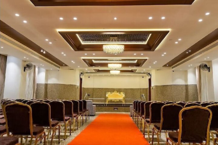 Ballroom/Hall 11 of 14