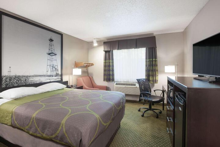 1 Queen Bed (3 of 13)