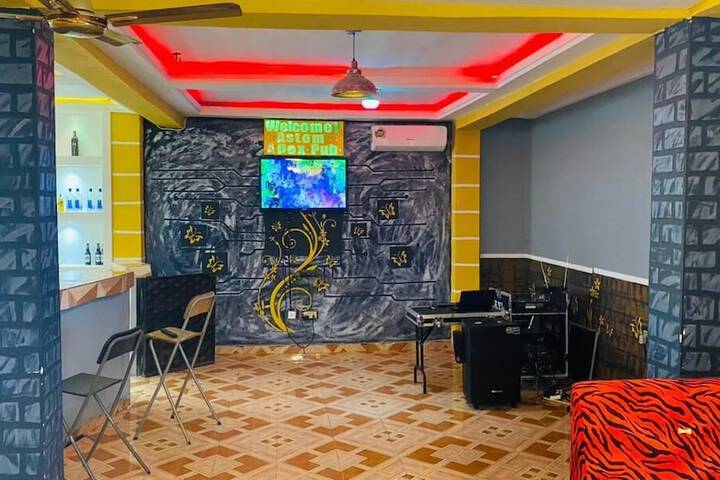 Lounge 9 of 12