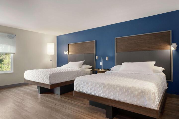2 Queen Beds (5 of 12)