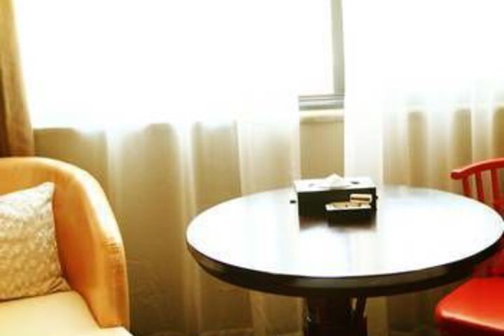 Room 6 of 9