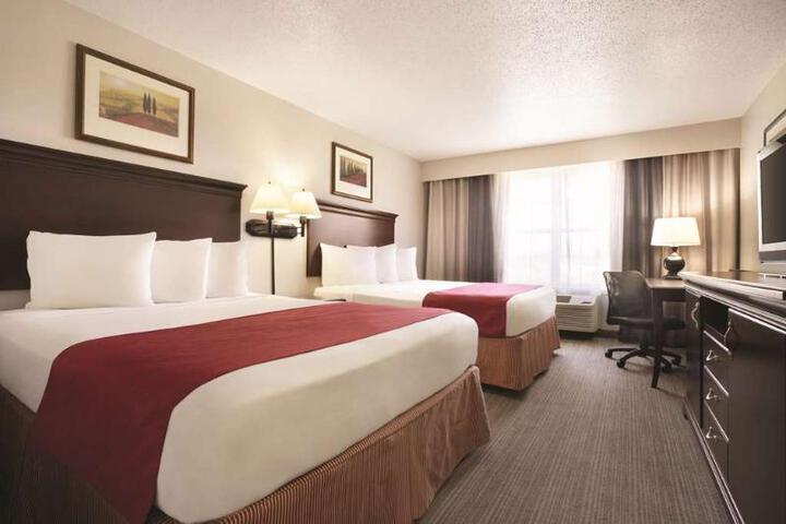 2 Queen Beds (2 of 6)