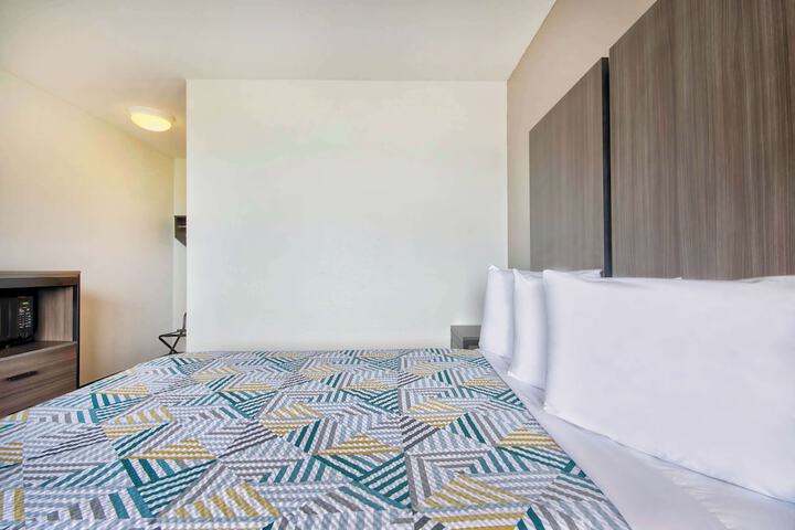 1 Queen Bed Micfridge (5 of 8)