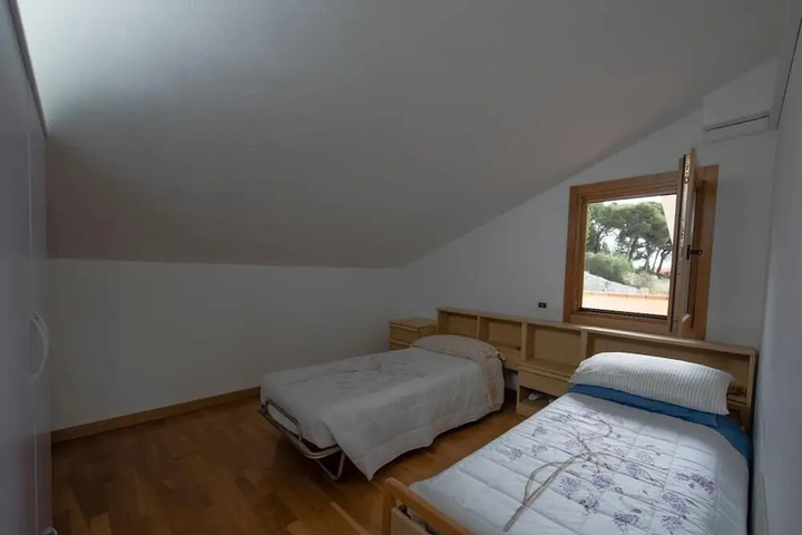 Room 4 of 10