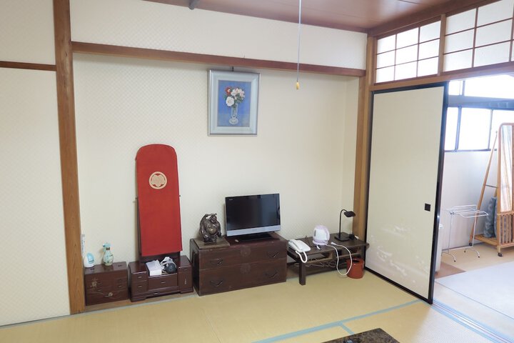 Room 11 of 48