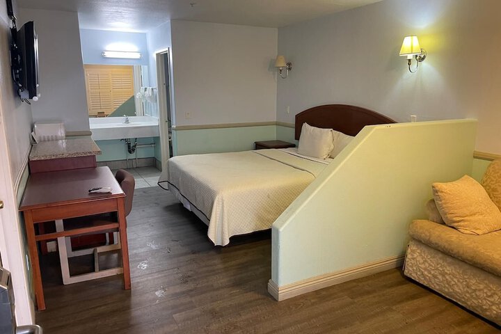 1 King Bed (12 of 17)