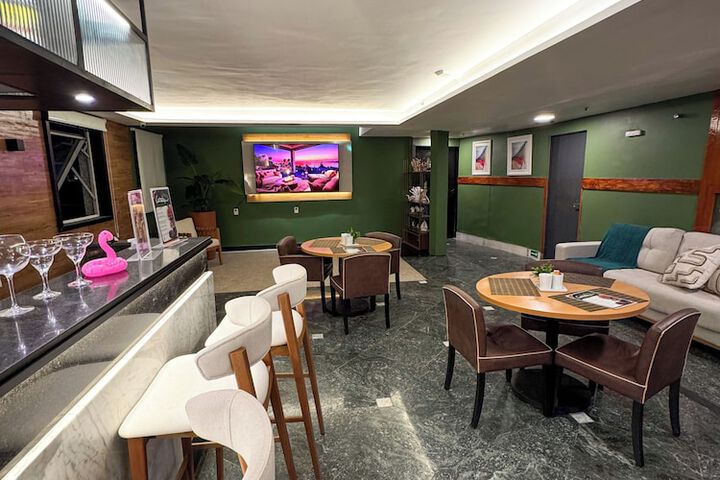 Lounge 45 of 52